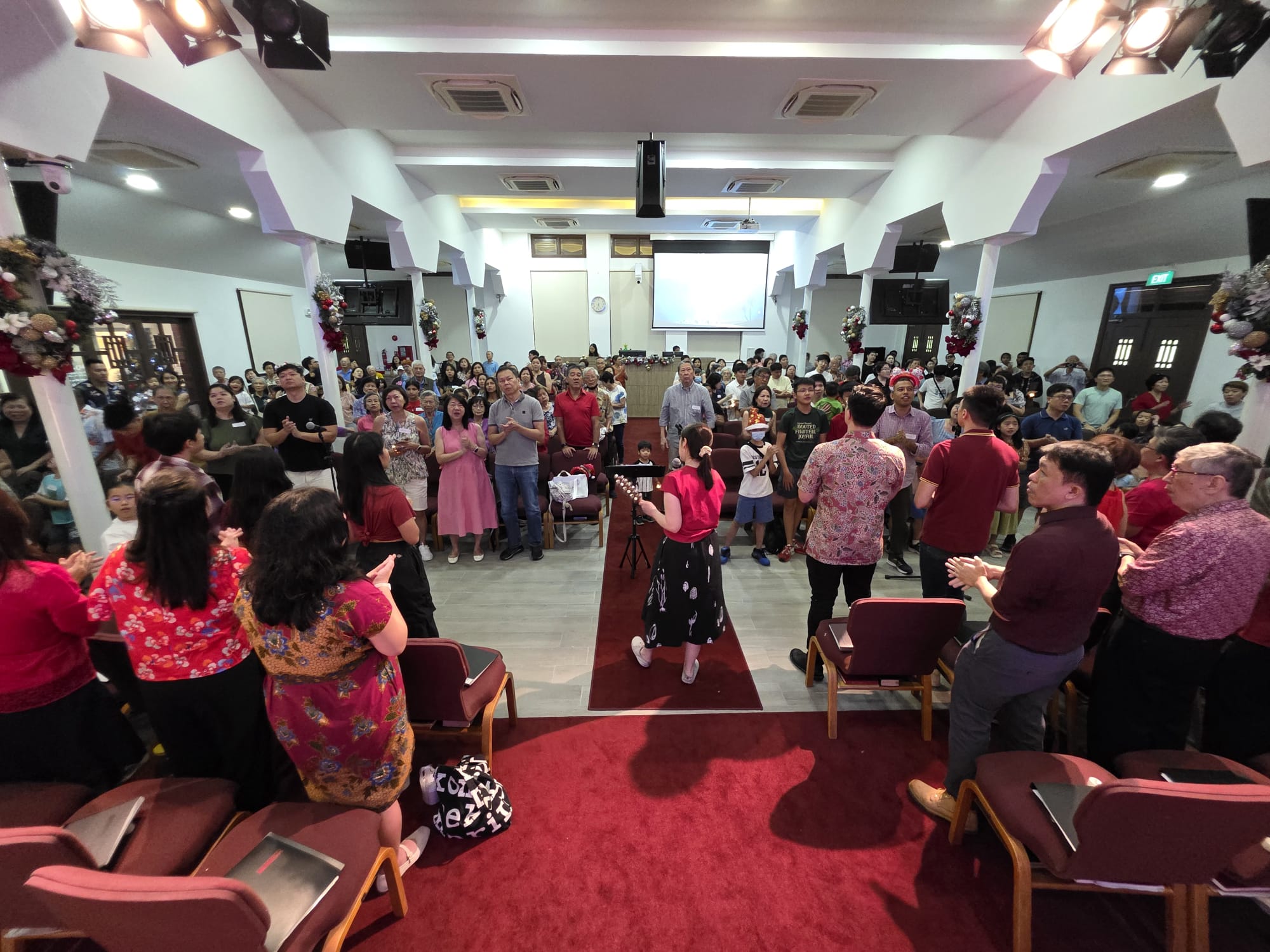 1 The choir led by Ang Li Ming sang to a packed hall